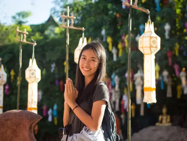 How to greet in Different cultures - Wai / Kiss
