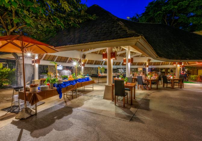 Waves Restaurant & Pool Bar