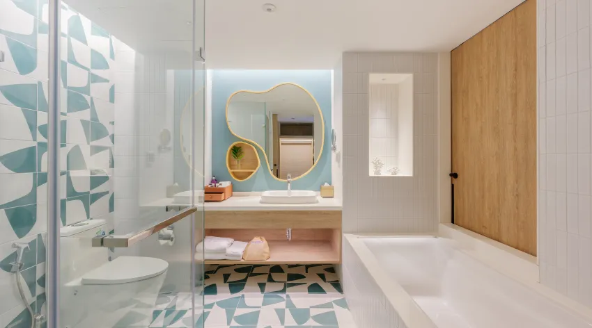 ห้องน้ำที่กว้างขวางพร้อมอ่างอาบน้ำภายในห้อง Premium Deluxe Pool View ในโรงแรมภูเก็ตติดหาดกะรน